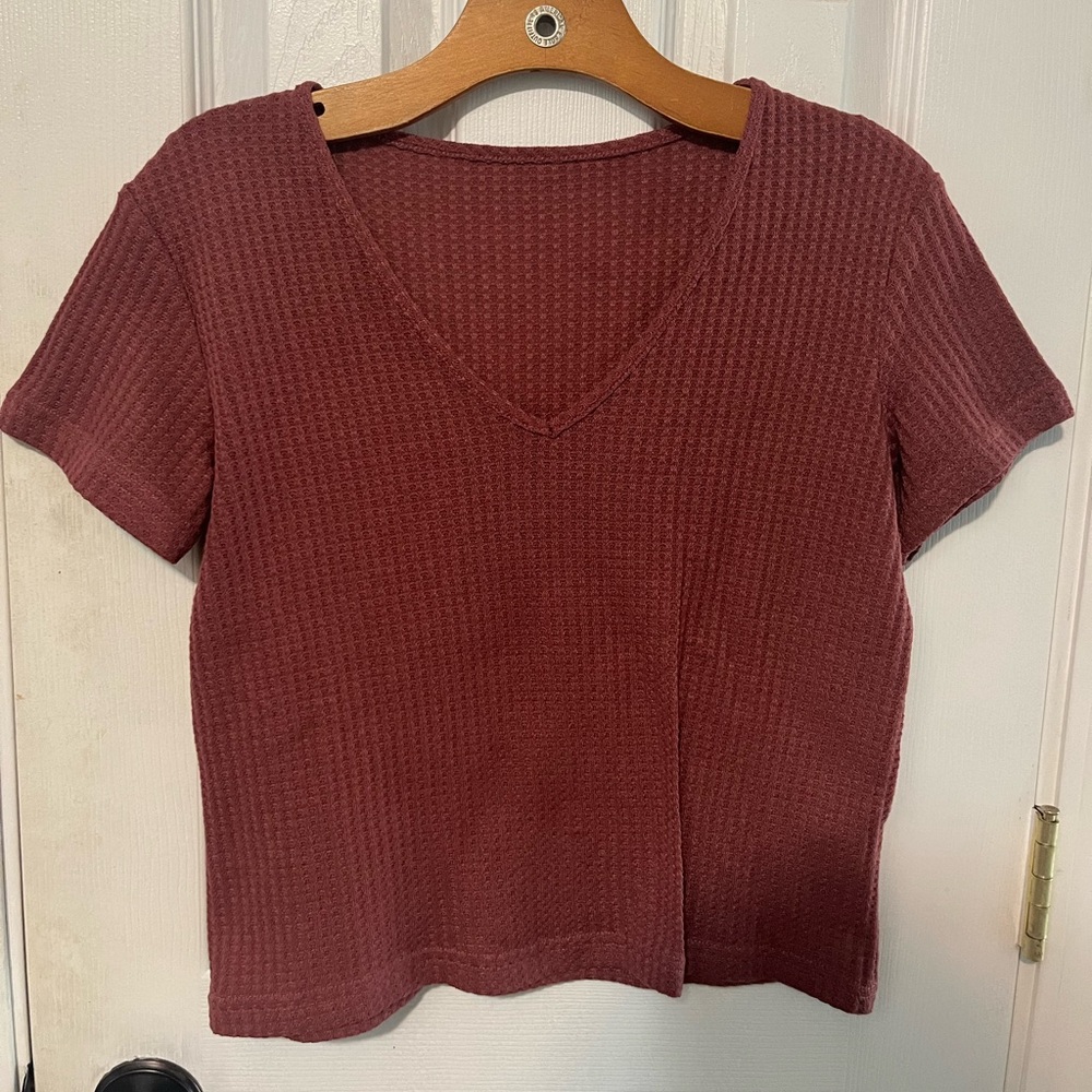 Women’s cropped vneck tee